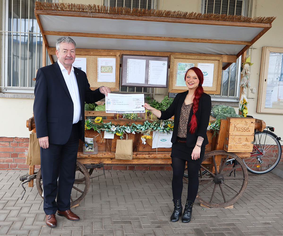 Vor dem beliebten Gemüsewagen überreichte Schachtbau-Geschäftsführer Michael Seifert den Spendenscheck in Höhe von  500 Euro an Sarah Schnause vom Horizont e.V.  