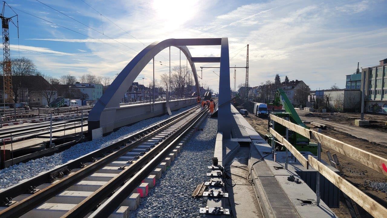 Bereits 48 Stunden nachdem Verschub vom Montageplatz fuhr der erste Zug über die neue Brücke. (Bild SCHACHTBAU NORDHAUSEN GmbH/Roeder)