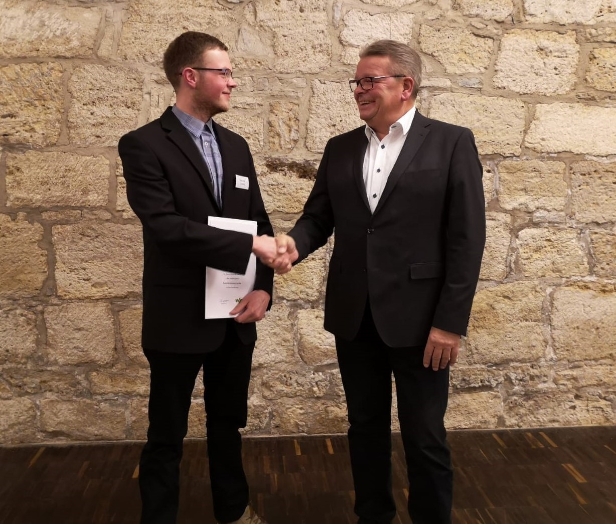 Ausbildungsleiter Rainer Siebold gratuliert Hendrik Lorenz zum Förderpreis