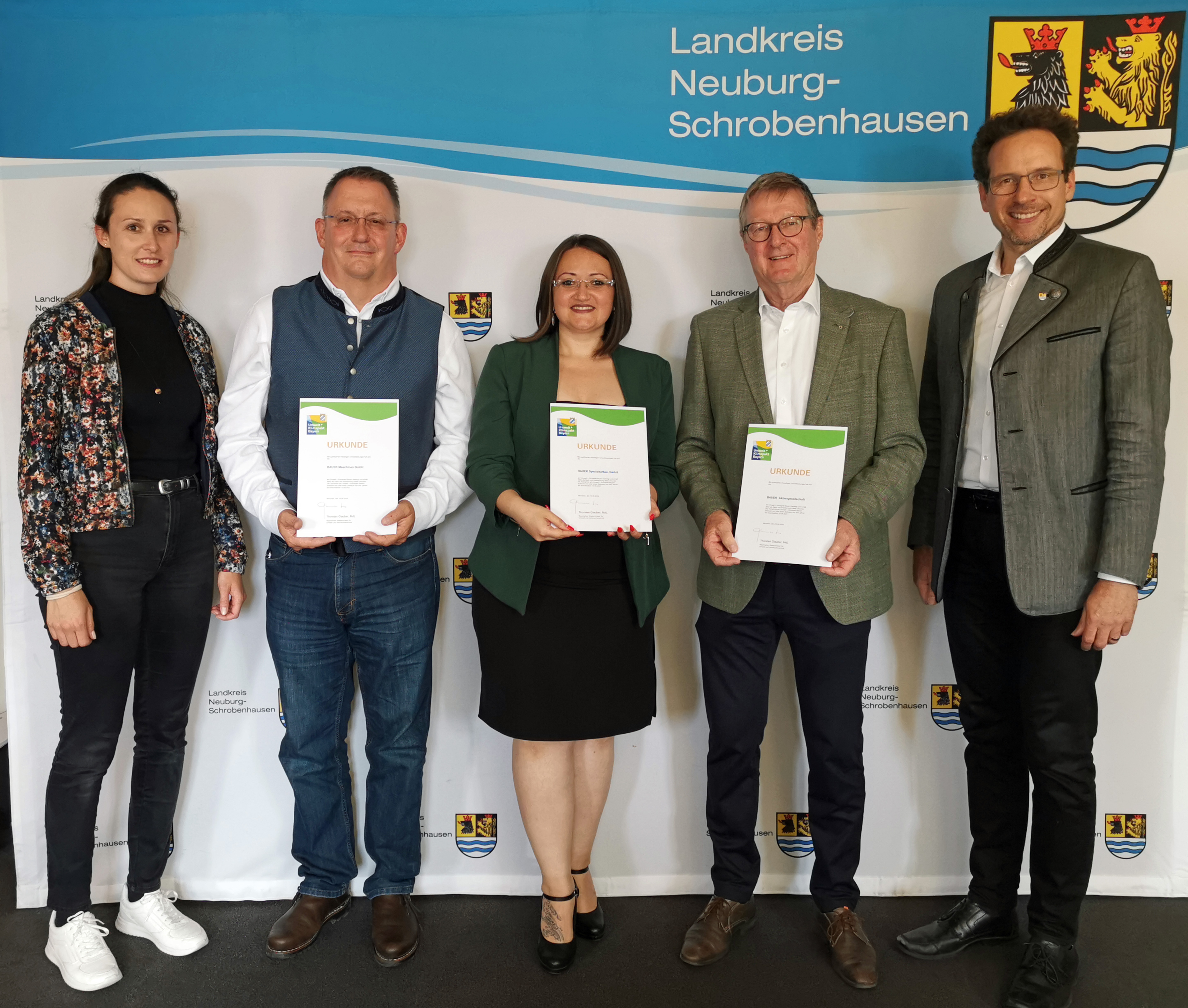 Landrat Peter von der Grün überreichte im Juni drei Teilnehmerurkunden am Umwelt- und Klimapakt Bayern an die BAUER AG. 