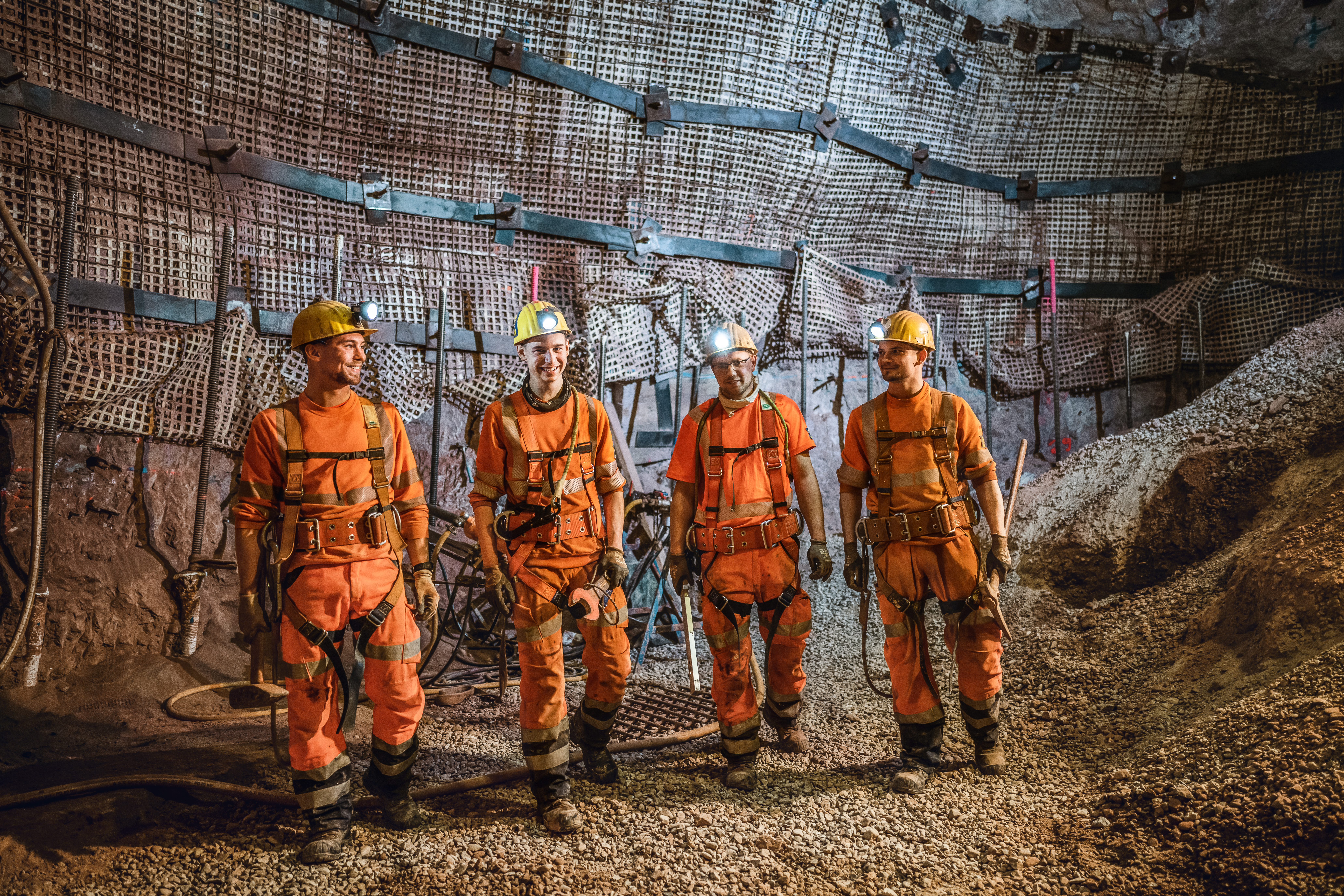 Starkes Team aus vier Männern im Bergbau untertage