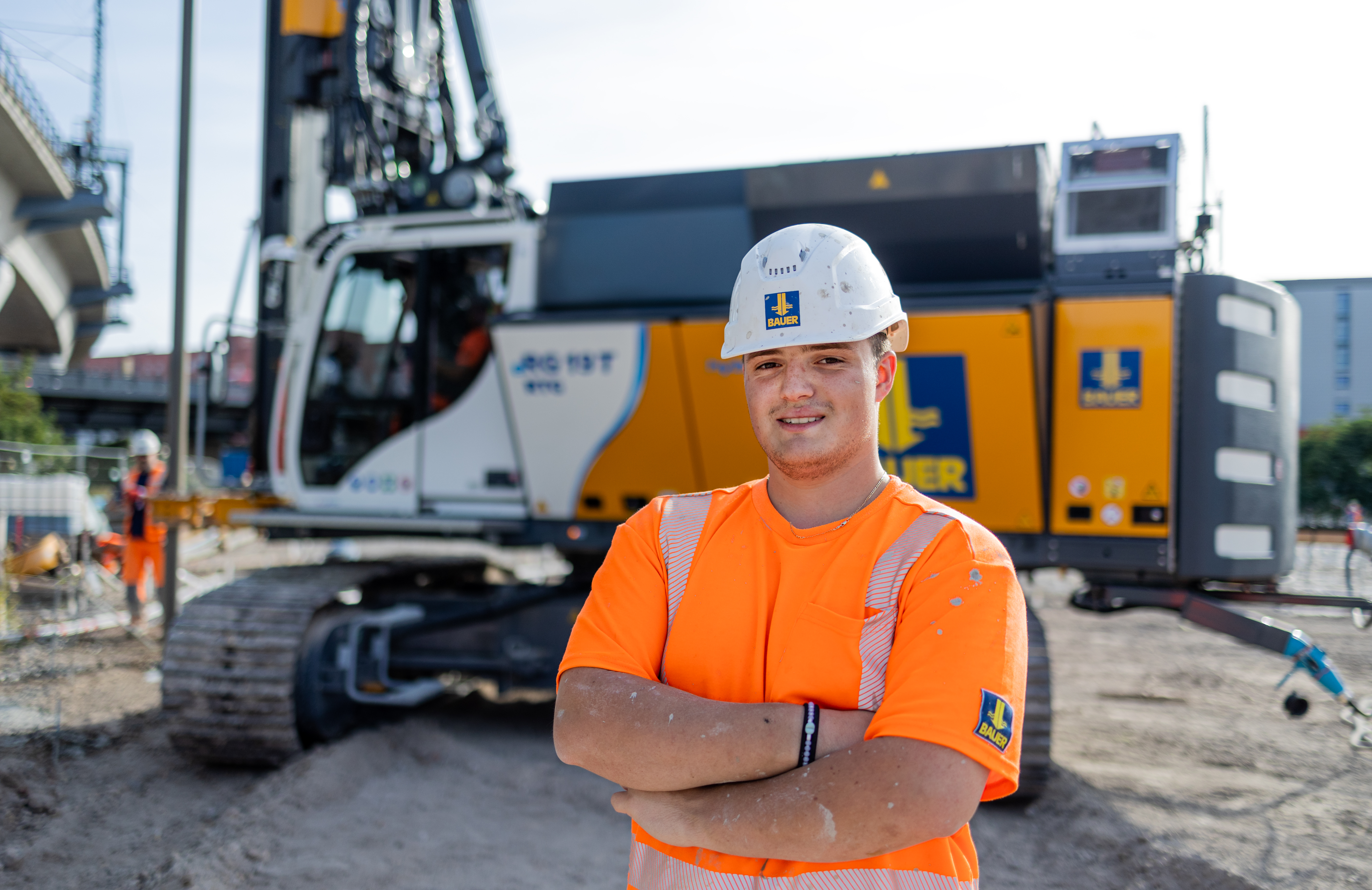 Baugeräteführer bedienen Baumaschinen und transportieren die Baugeräte zur Baustelle.