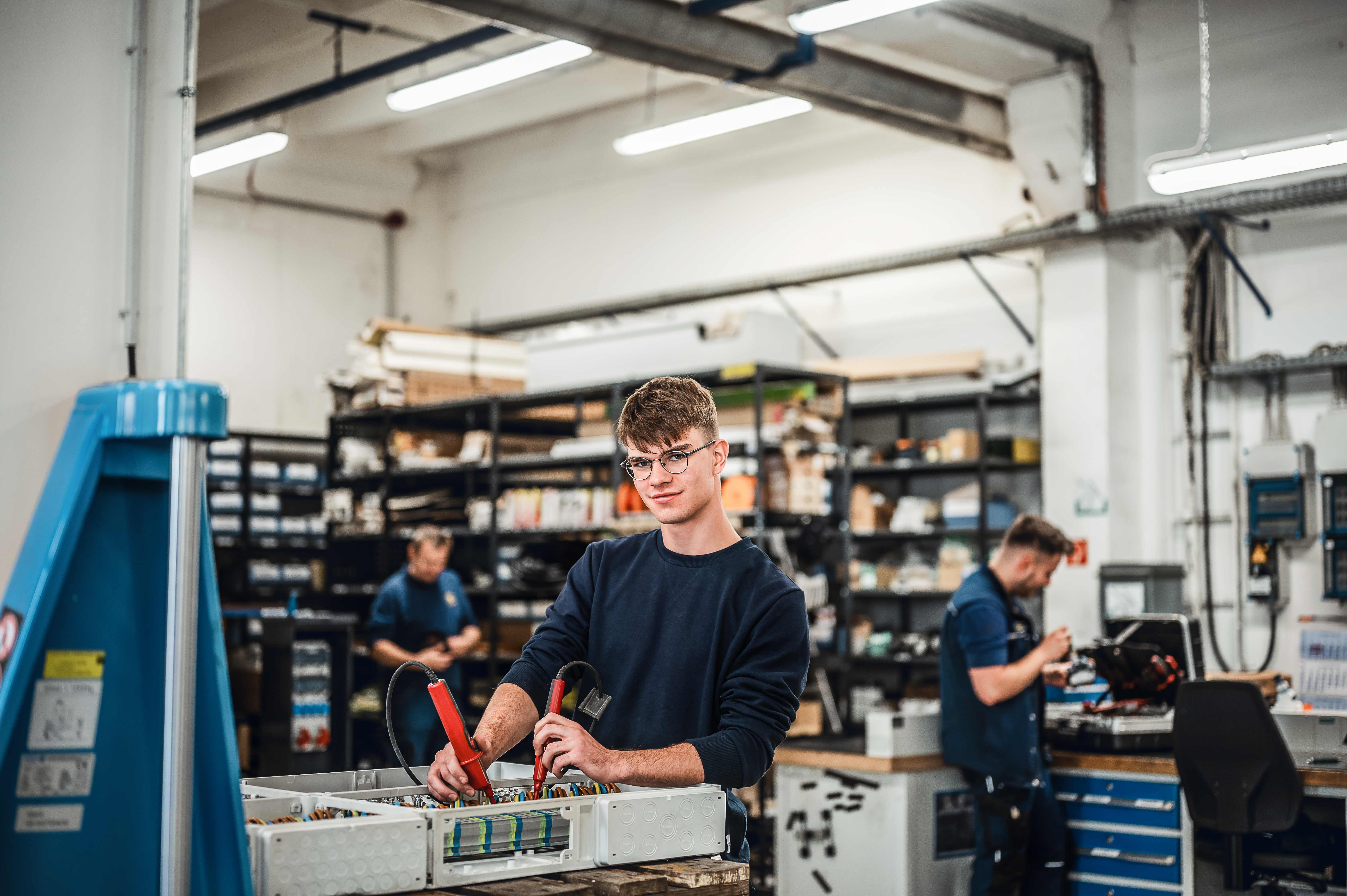 Elektroniker installieren, warten und reparieren Anlagen der Energie- und Steuerungstechnik.