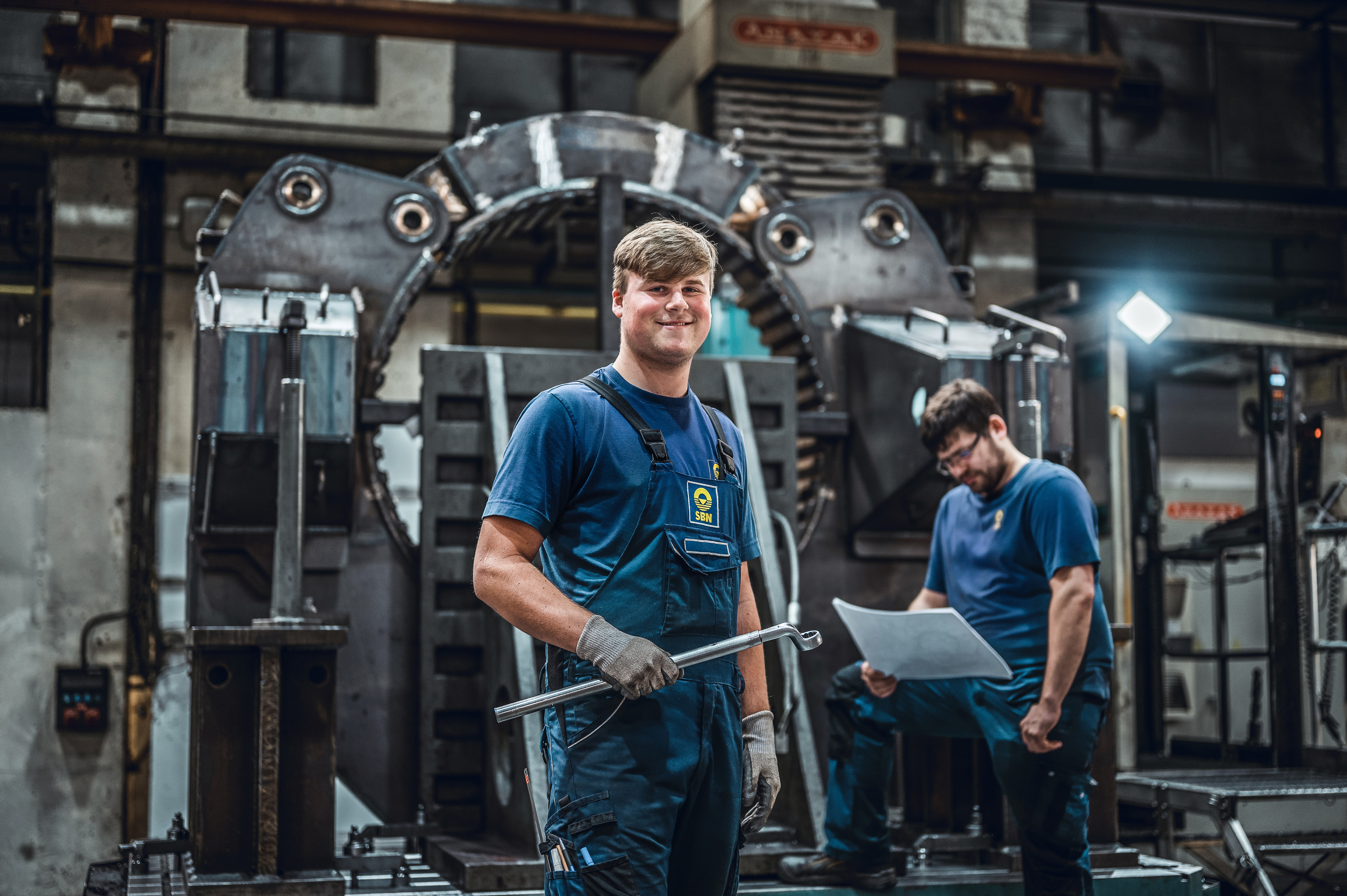 Fachkräfte für Metalltechnik schneiden, biegen und bohren Bauteile zur weiteren Verarbeitung.