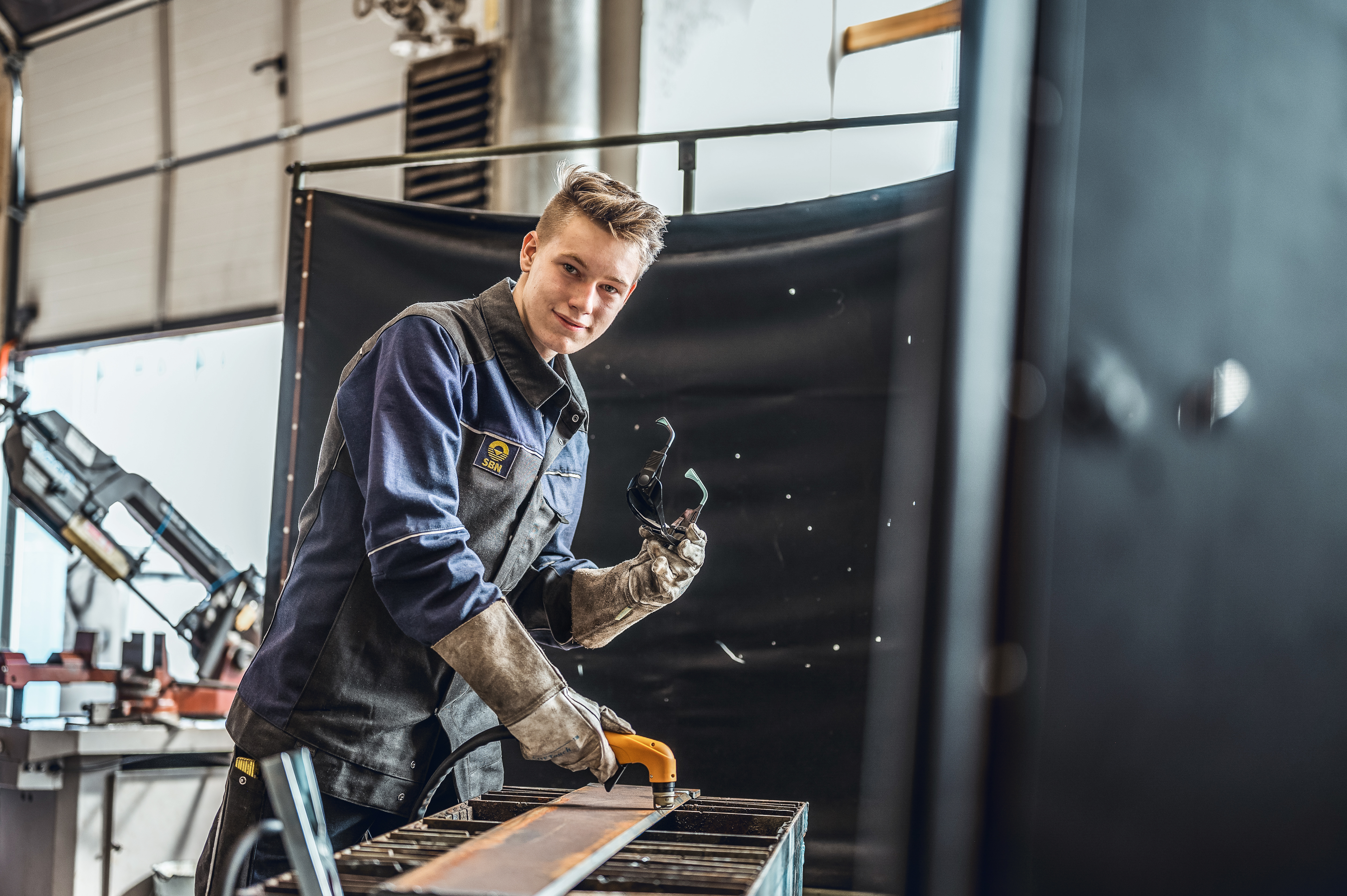 Konstruktionsmechaniker stellen durch Schweißen, Sägen, Bohren, Anreißen oder Schneiden Bauteile und Baugruppen her.