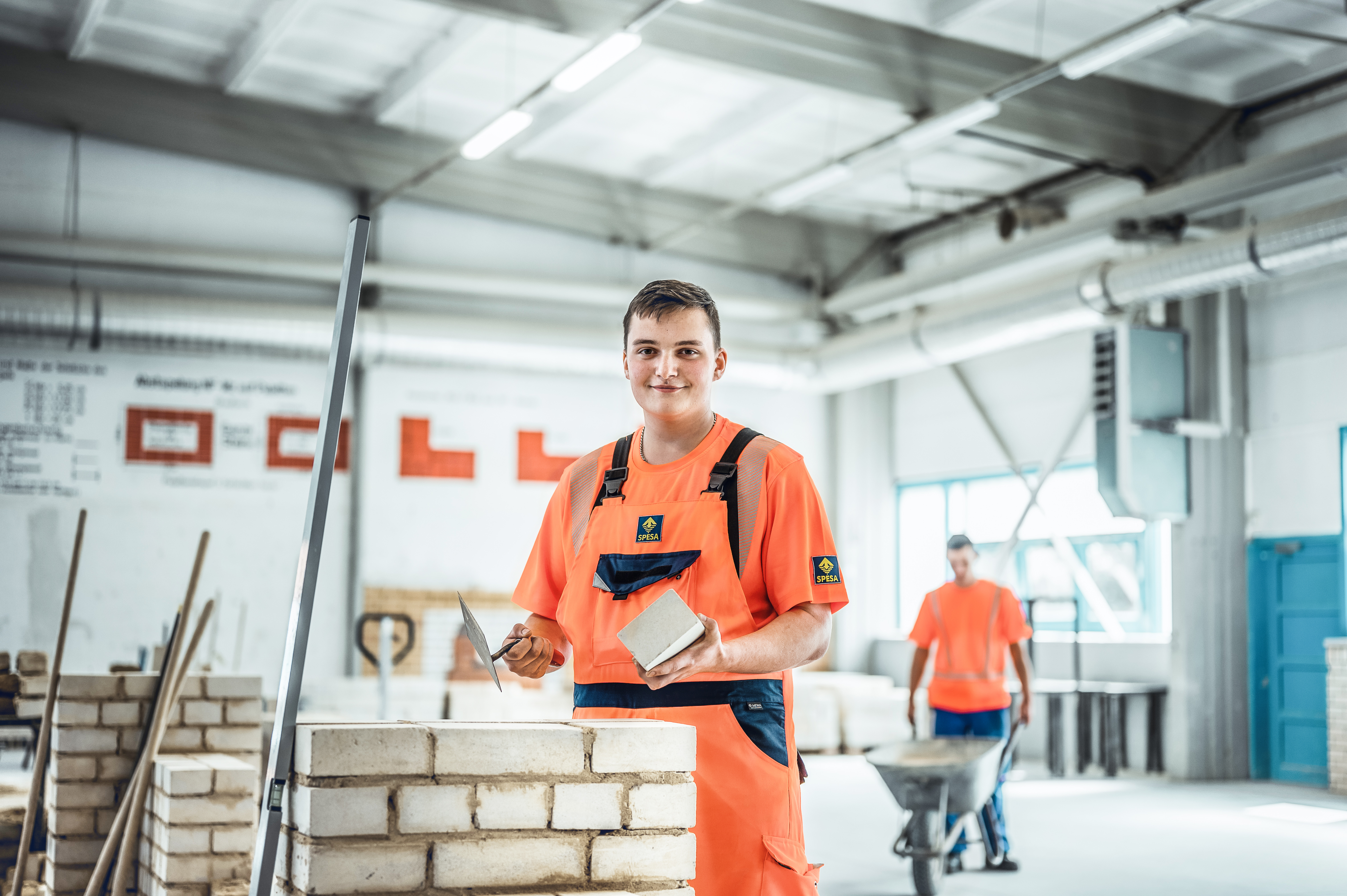 Maurer betonieren Fundamente, stellen Rohbauten her und montieren Schalungssysteme.