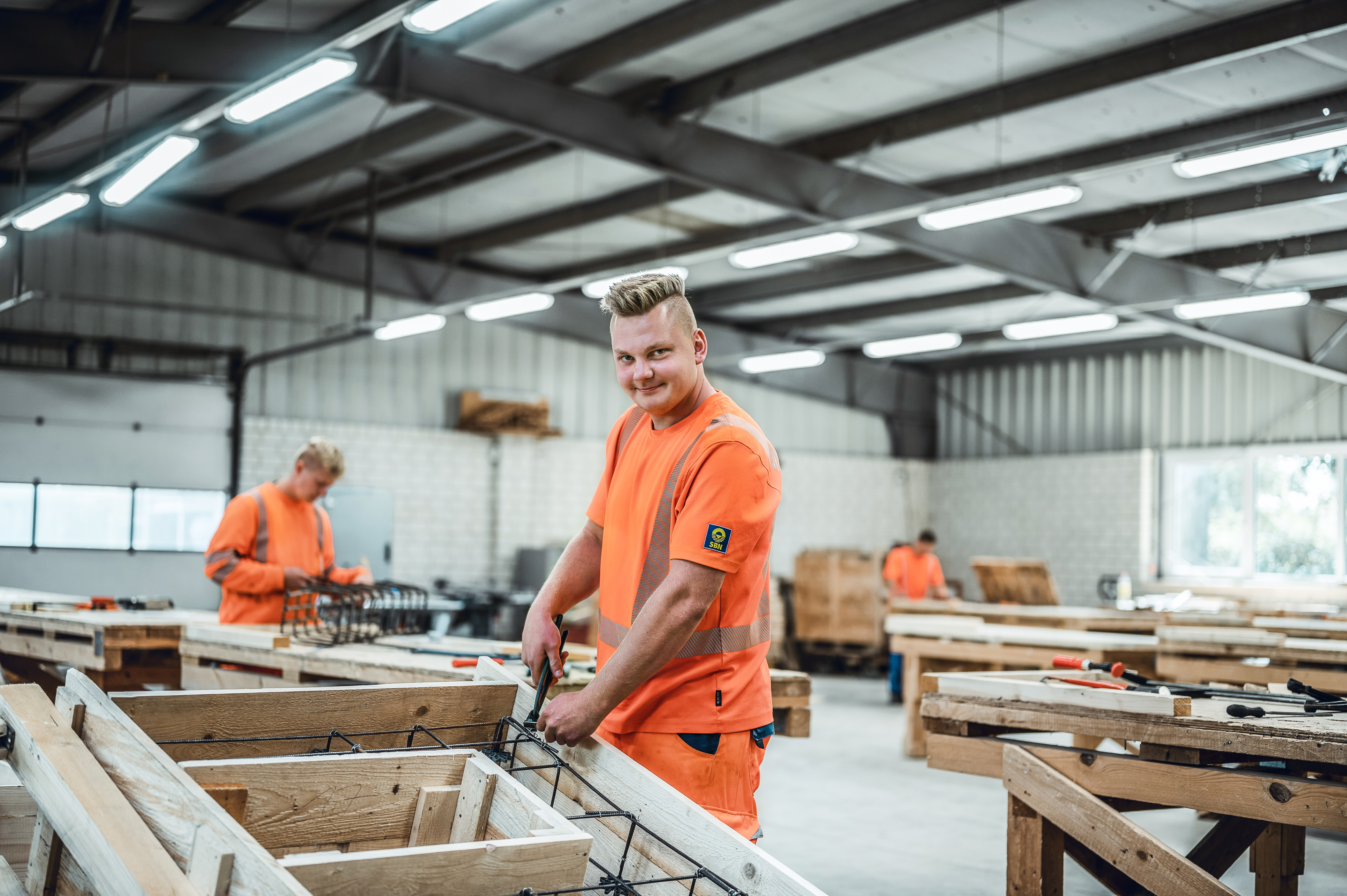 Beton- und Stahlbetonbauer stellen Betonmischungen und Schalungen her.
