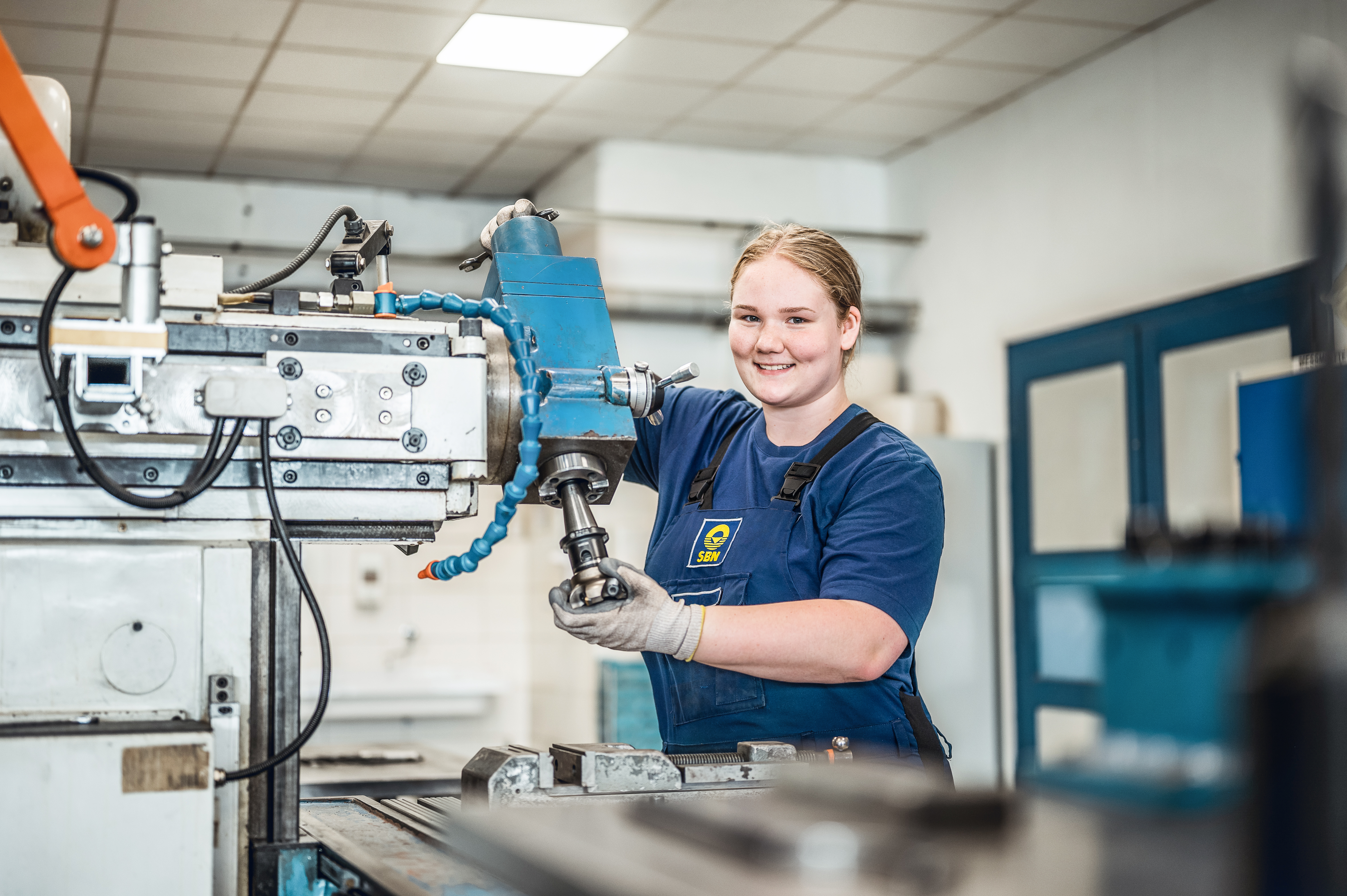 Konstruktionsmechaniker stellen durch Schweißen, Sägen, Bohren, Anreißen oder Schneiden Bauteile und Baugruppen her.