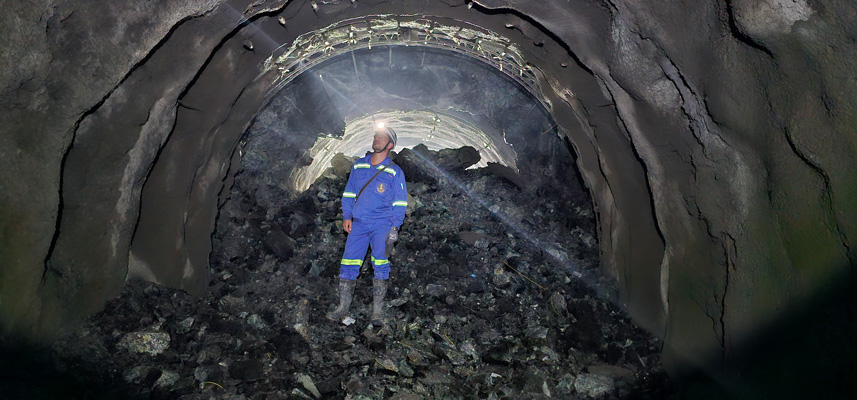 Strecken-Durchschlag im Chromtauer Erzbergwerk