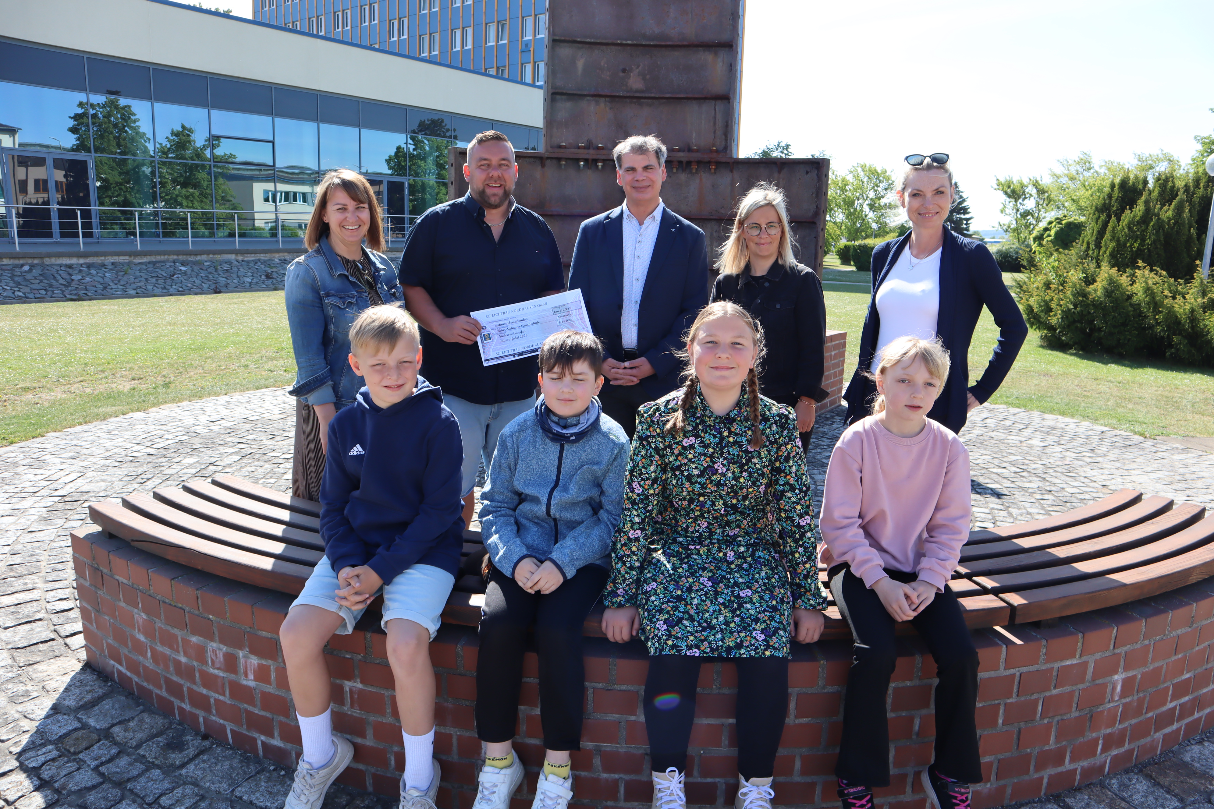 Mitte Mai überreichte SBN-Geschäftsführer Danny Bodenstab den symbolischen Scheck an die Vertreter der Grundschule Niedersachswerfen