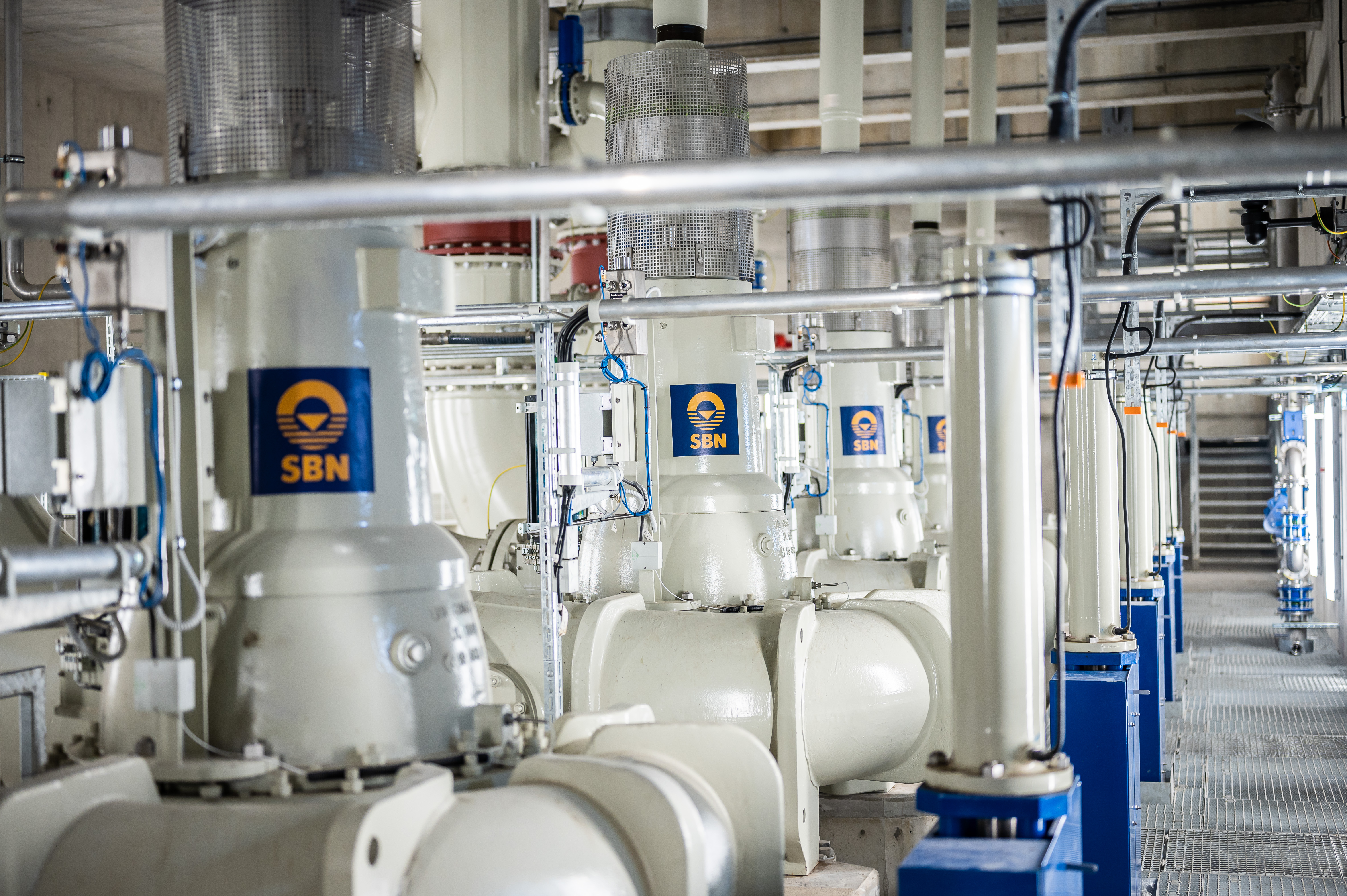 Für den Bau des Emscher Abwasserkanals plante und errichtete Schachtbau die Ausrüstung aller drei Pumpwerke, zuletzt für das in Oberhausen.