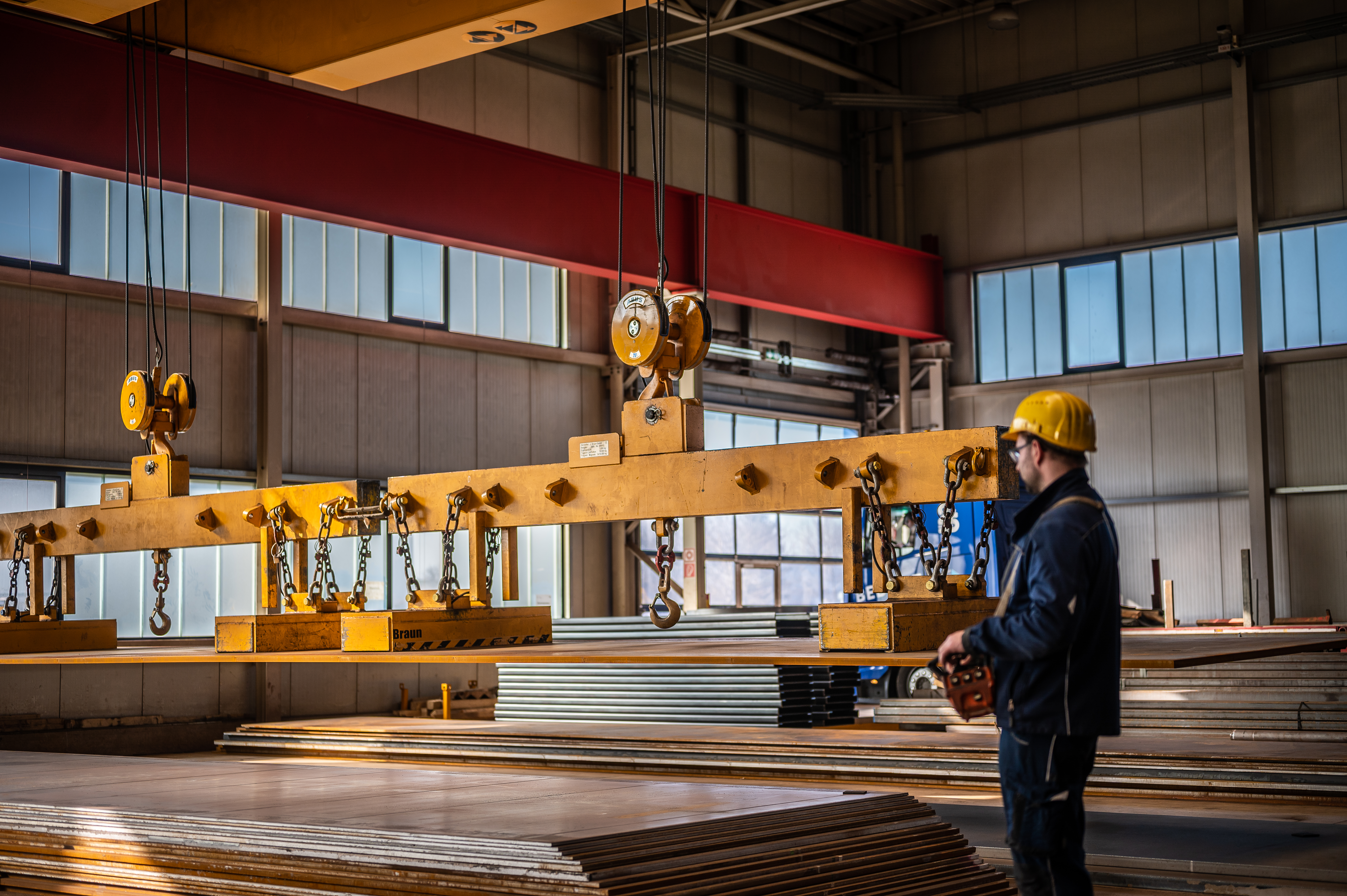 Neben Einkauf und die Lagerung von Stahlrohmaterialien werden diese im Stahlcenter auch mithilfe neuester Technologien weiterverarbeitet.