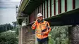 Gruppe von Mitarbeitern gemeinsam am Tisch