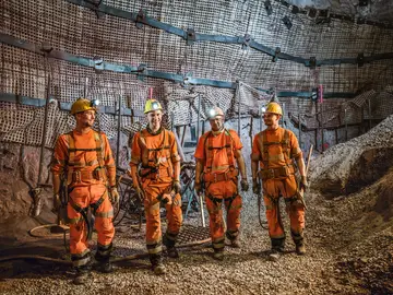 Starkes Team aus vier Männern im Bergbau untertage 