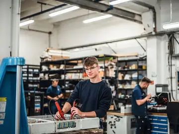 Elektroniker installieren, warten und reparieren Anlagen der Energie- und Steuerungstechnik.