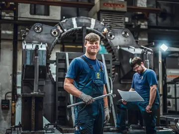 Fachkräfte für Metalltechnik schneiden, biegen und bohren Bauteile zur weiteren Verarbeitung.