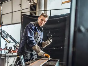 Konstruktionsmechaniker stellen durch Schweißen, Sägen, Bohren, Anreißen oder Schneiden Bauteile und Baugruppen her.