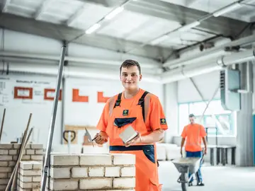 Maurer betonieren Fundamente, stellen Rohbauten her und montieren Schalungssysteme.