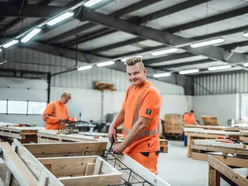 Beton- und Stahlbetonbauer stellen Betonmischungen und Schalungen her.