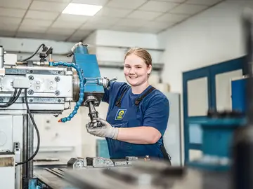 Konstruktionsmechaniker stellen durch Schweißen, Sägen, Bohren, Anreißen oder Schneiden Bauteile und Baugruppen her.