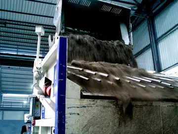 Targeted fractionation of mineral construction waste: Highly contaminated material is separated from less contaminated material, so that many substances can be disposed of directly on site.