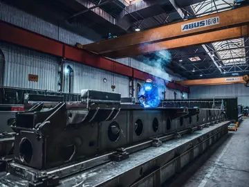 Von Unterwagen bis Masten – unser Maschinenbau kombiniert höchste Ingenieurskunst mit modernster Automatisierung. Durch präzises Schweißen und innovative Fertigungslösungen setzen wir Maßstäbe in Qualität und Effizienz. Unsere Ingenieure entwickeln passgenaue Konzepte für anspruchsvolle industrielle Anwendungen. 