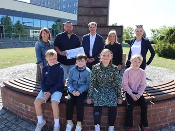 Mitte Mai überreichte SBN-Geschäftsführer Danny Bodenstab den symbolischen Scheck an die Vertreter der Grundschule Niedersachswerfen