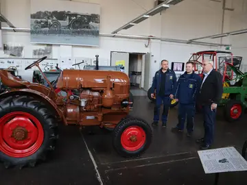 Kai Krauthöfer, Louis Piskulla und Udo Kürbis vor der bereits restaurierten Brockenhexe in der Ausstellung des IFA-Museums