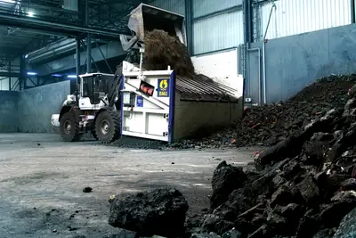 Some of the series SBR4 recycling screens for construction material from EAG Einfach Aufbereiten GmbH have already been in operation for years at Bauer soil treatment centers in Regensburg, Duisburg and Hamburg.