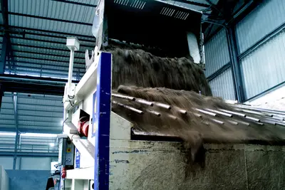 Targeted fractionation of mineral construction waste: Highly contaminated material is separated from less contaminated material, so that many substances can be disposed of directly on site.
