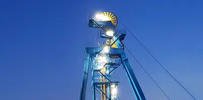 Das neue Fördergerüst Schacht 5 beleuchtet bei Nacht