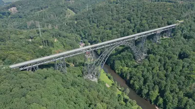 Seit 1897 führt die Müngstener Brücke zwischen Remscheid und Solingen über die Wupper. Seit 2014 wurde sie von Schachtbau saniert. 