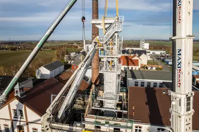 Der baugleiche Ersatzneubau des Fördergerüsts wird eingehoben.
