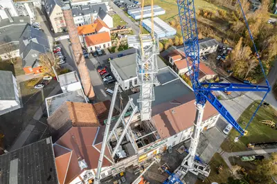 it modernster Krantechnik wird das neue Fördergerüst wieder eingehoben.