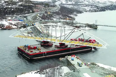 Per Ponton wurde die Brücke von Wilhelmshaven knapp 3000 km nach Norwegen transportiert und dort in Endlage eingedreht.