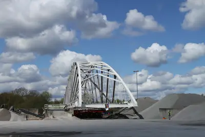 Die Netzwerkbogenbrücke wurde in Nordhausen gefertigt und in Wilhelmshaven vormontiert.