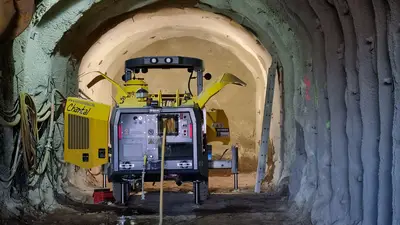 Bei der Erschließung des Neuen Steinbachstollen mittels Sprengvortrieb kommen Bohrwagen zum Einsatz.