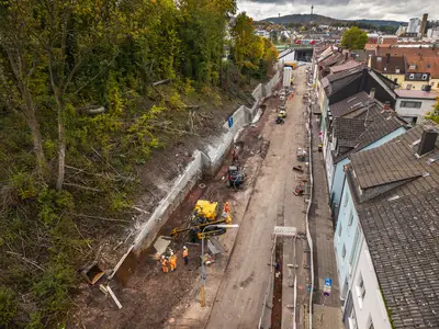 Spesa carried out extensive slope stabilization measures, including demolition and railway embankment reinforcement, for the expansion of Trippstadter Straße in Kaiserslautern.