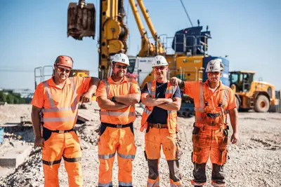 The Bauer team is mastering the challenges of the lock project with dedication, precision, and team spirit.