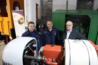 Louis Piskulla, Kai Krauthöfer und Udo Kürbis vor der Brockenhexe, die gerade gemeinschaftlich instandgesetzt wird