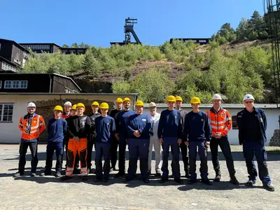 Am zweiten Ausbildungstag nahmen die Auszubildenden im Weltkulturerbe Erzbergwerk Rammelsberg an der Führung „Licht und Dunkelheit – Eine Führung mit Tscherpermahl“ teil.