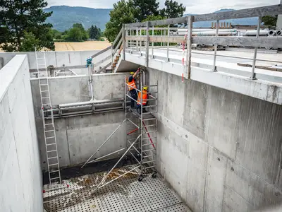 Anlagentechniker von SCHACHTBAU NORDHAUSEN bauen im Klärwerk Heidelberg die Filterkammern für die vierte Reinigungsstufe aus.