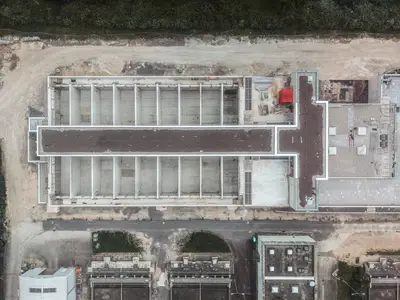 Luftbild des Neubaus der vierten Reinigungsstufe, um die SCHACHTBAU NORDHAUSEN das Klärwerk Heidelberg erweitert.